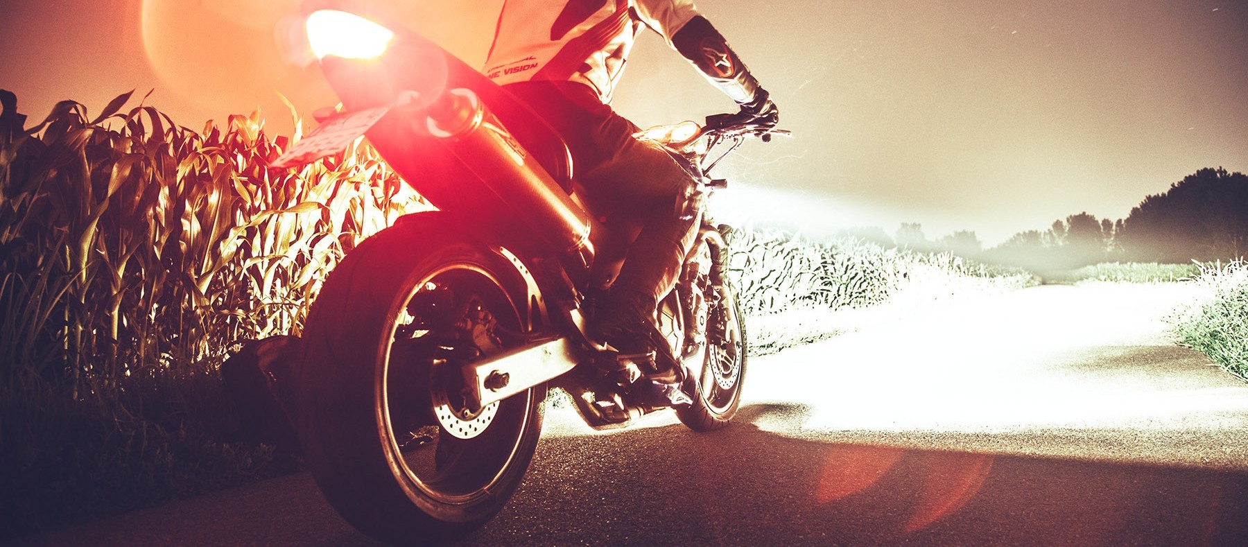moto sur route la nuit